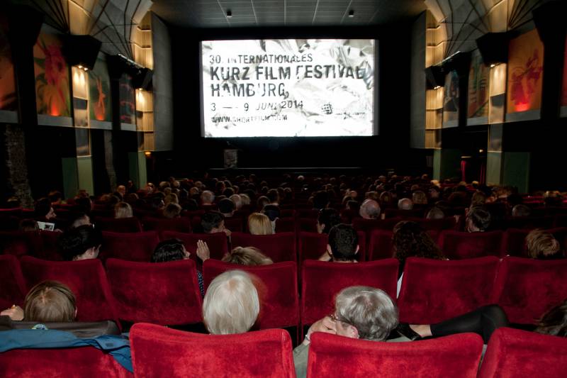 Saturday night fever: the Flotter Dreier competition screening at Hamburg multiplex Zeise (photo: Xenia Zarafu/KurzFilm Agentur)